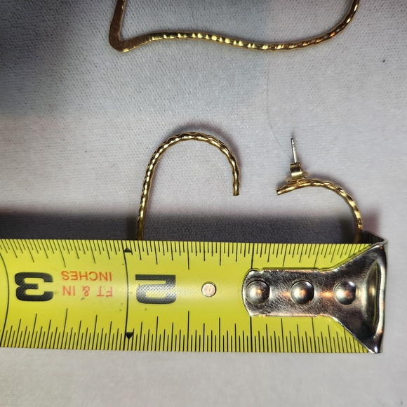 Elegant Gold Heart Hoop Earrings - Picture 4 of 4